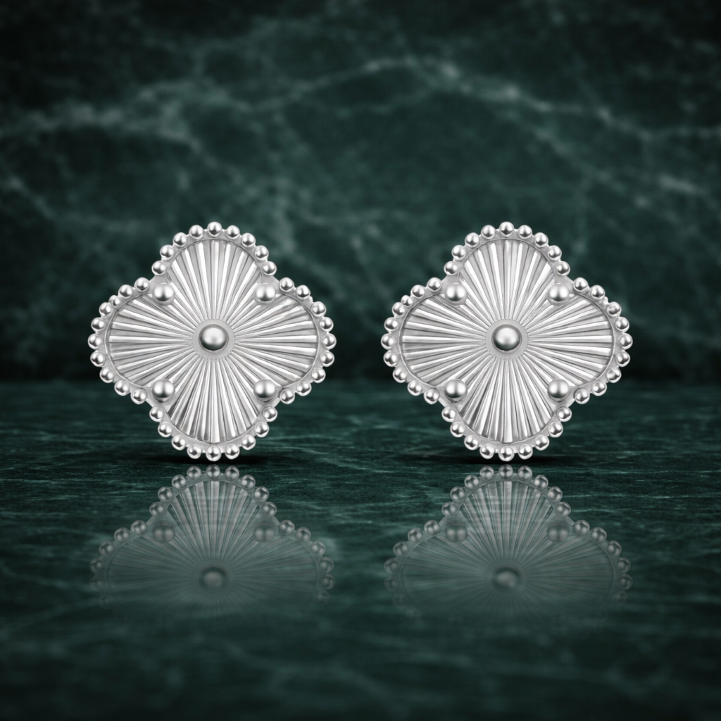 ÖRHÄNGEN CLOVÉ – SILVER